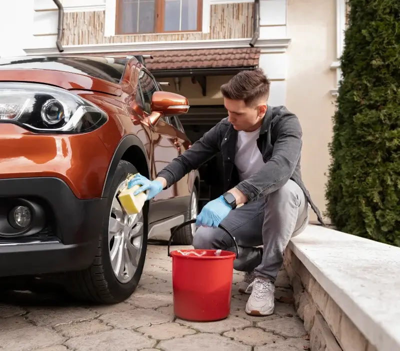 Lavage auto à domicile Montricher-Albanne : professionnel intervenant sur un véhicule